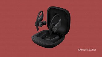 O Powerbeats Pro saiu de linha, mas a Apple deve lançar uma nova geração em 2025. Imagem> Reprodução’ style=”><figcaption style=